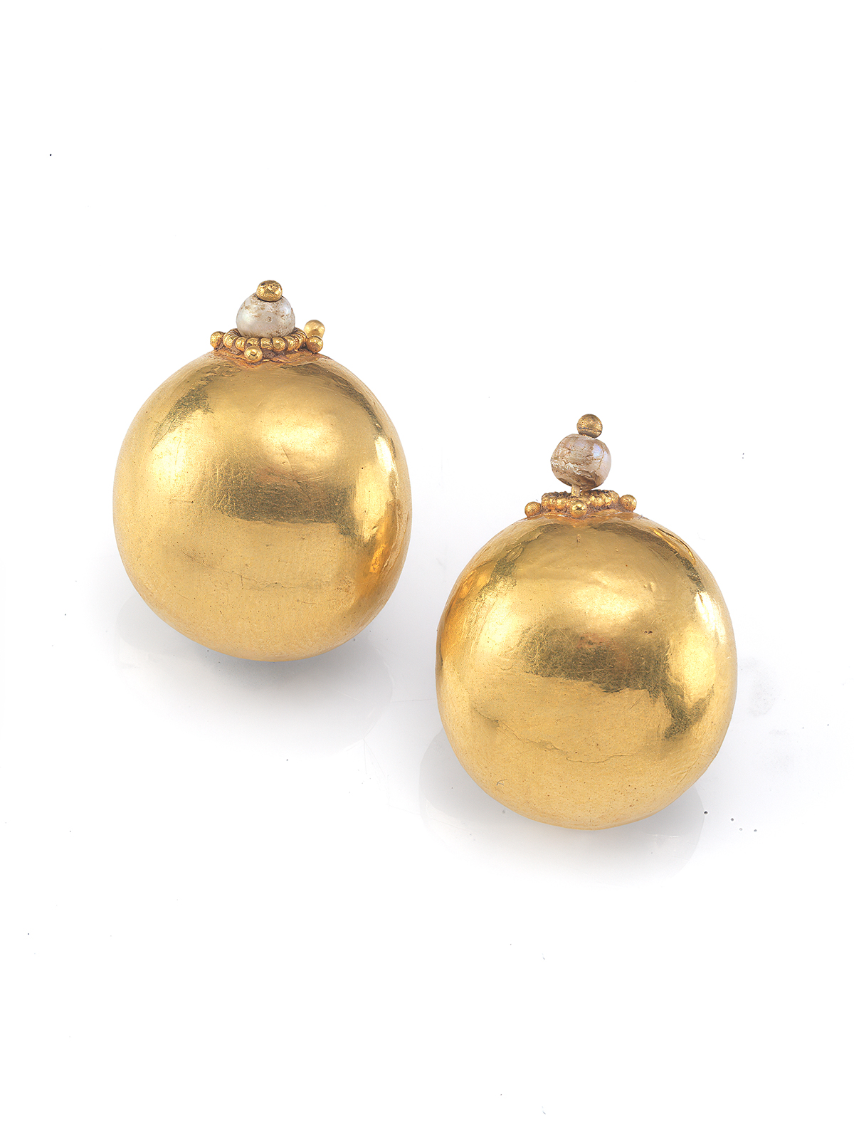  PAREJA DE PENDIENTE EN ORO AMARILLO, DE FORMA ESFÉRICA REMATADOS EN PERLA. SIGLO I A.C. 
Inspirados en los retratos de El-Fayum. Se adjunta publicación Ancient Greek and Roman Gold Jewelry.
