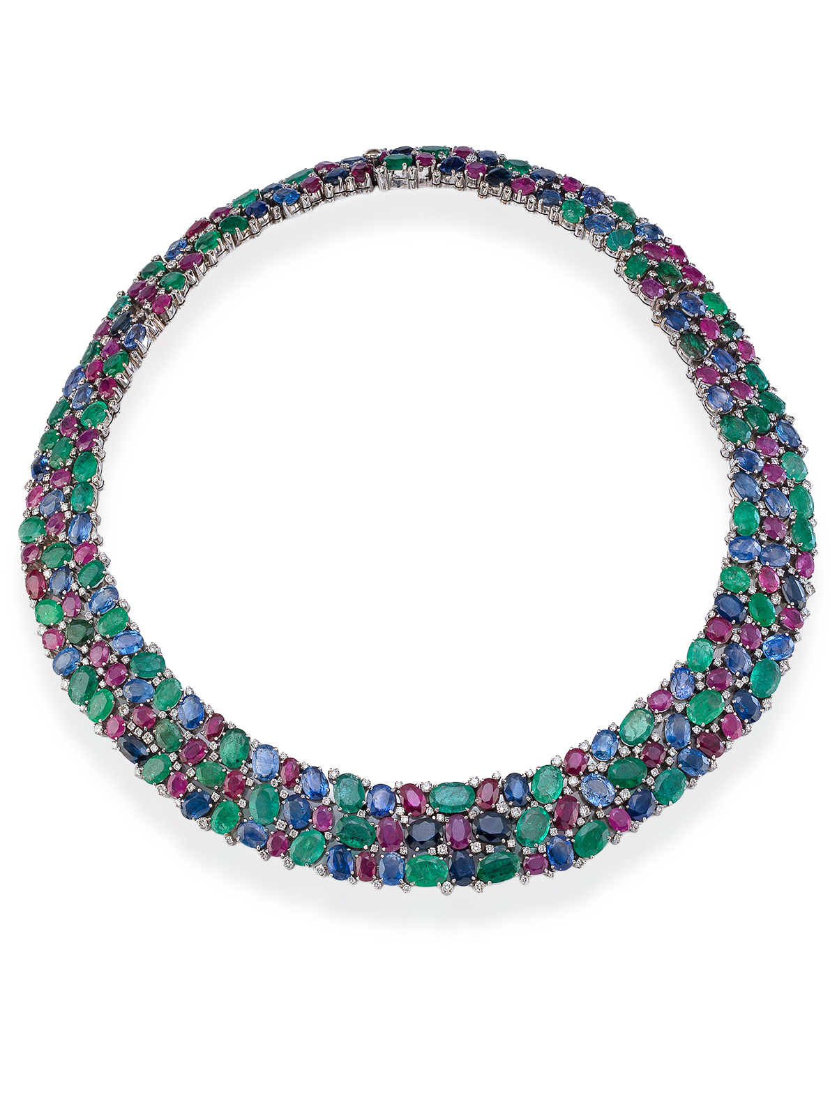 ELEGANTE GARGANTILLA TUTTI FRUTTI, CON RUBÍES, ZAFIROS Y ESMERALDAS TALLA OVAL FACETADA CON UN PESO APROX. DE 122 CTS. SALPICADAS POR BRILLANTES CUYO PESO APROX. ES DE 3 CTS. Montura invisible en oro blanco de 18K.
