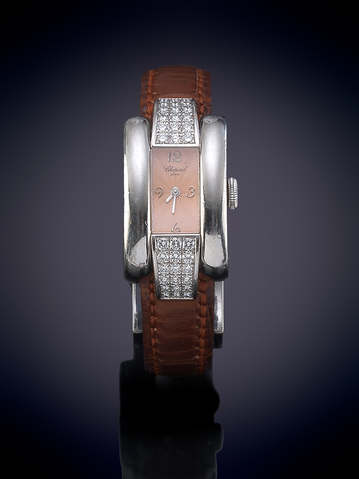  CHOPARD. RELOJ DE PULSERA PARA SEÑORA, CAJA BOMBÉ RECTANGULAR DECORADA CON PAVÉ DE BRILLANTES EN ORO BLANCO DE 18K. ESFERA FIRMADA DE ESMALTE GUILLOCHÉ SALMÓN, NUMERACIÓN ARÁBIGA Y AGUJAS TIPO BASTÓN, CRISTAL ZAFIRO. CAJA FIRMADA Y NUMERADA, REF 4331. CO