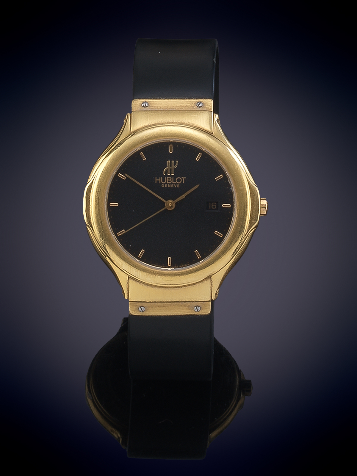HUBLOT RELOJ DE PULSERA CADETE. MODELO DEPOSÈ EN ORO AMARILLO DE 18K. ESFERA NEGRA CON INDICES EN DORADO Y CIERRE DESPLEGABLE Y CORREA DE CAUCHO . MOVIMIENTO AUTOMATICO VISTO. CON LA CAJA EN ORO AMARILLO DE 18K.
